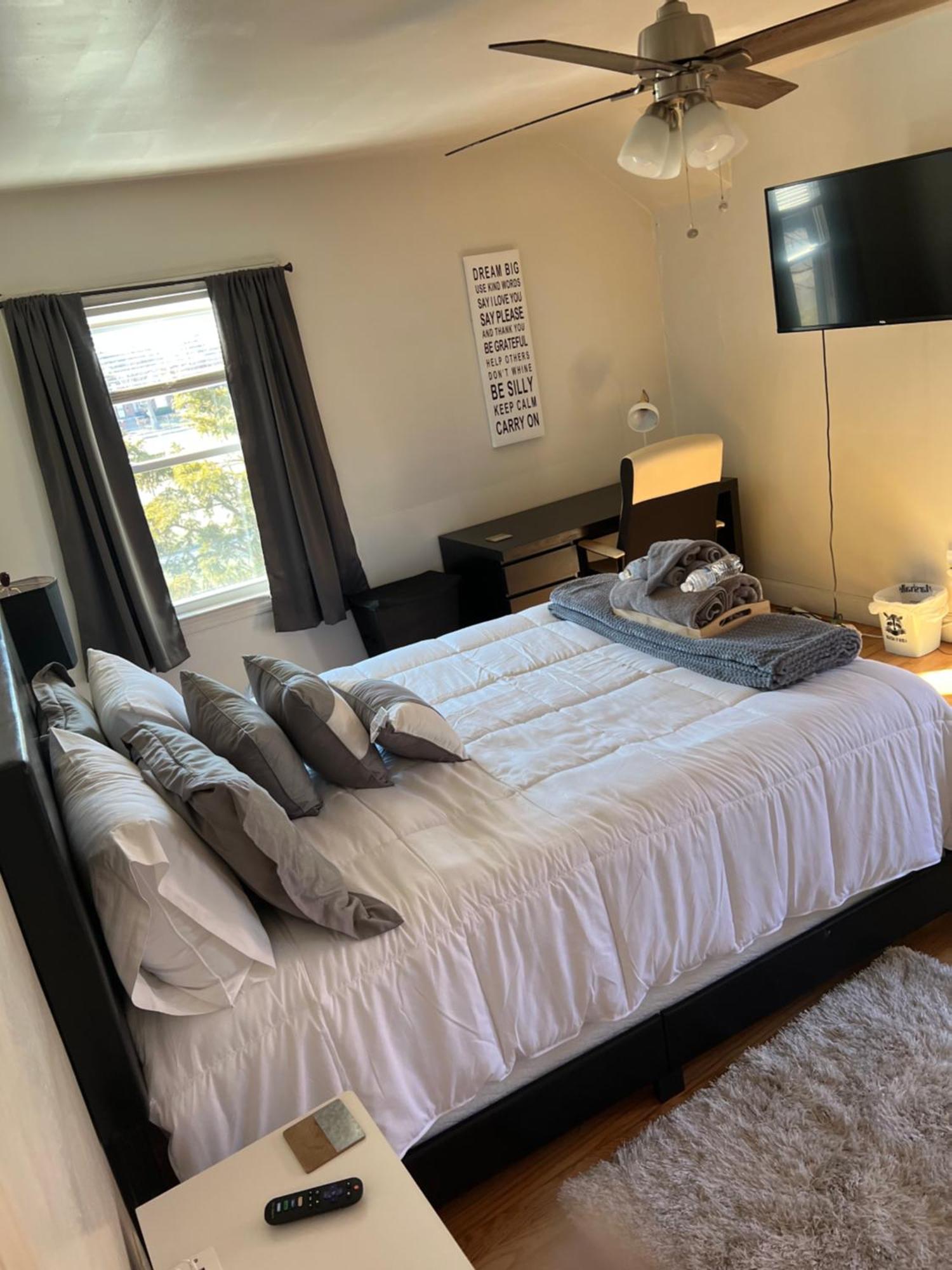 Master Bedroom In Home Away From Home Detroit Exterior photo